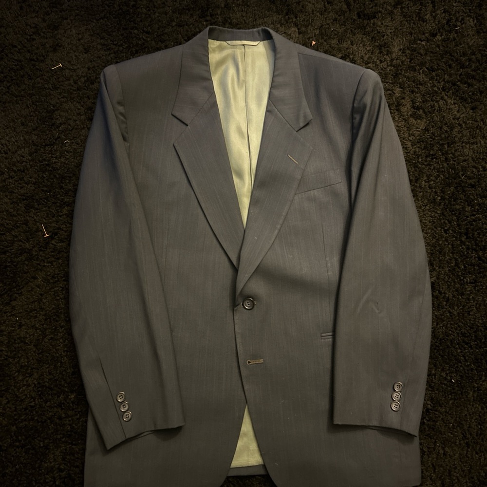 Different Suits - Picture 4 of 10